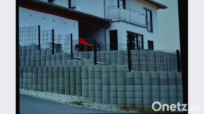 "Grauslich": Diese Art der Hang-Gestaltung im Hausgarten lehnt wahrscheinlich nicht nur der Fachberater ab. Bild: hcz