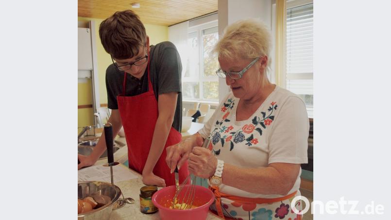 Eifrig und mit viel Freude arbeiteten Leih-Omas und Enkel zusammen. Bild: sön