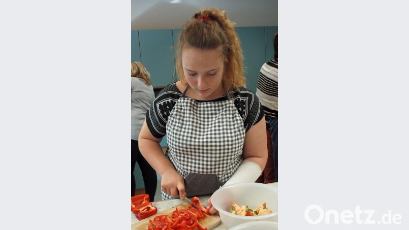 Paprikaschoten mussten in Streifen geschnitten werden, eifrig waren die Mädchen bei der Arbeit. Bild: sön