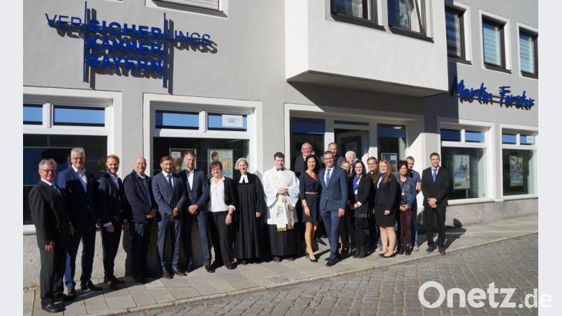 Pfarrerin Schlinke und Kaplan Frohnhöfer segneten die Räume der neuen Versicherungsagentur Forster. Marion und Martin Forster (rechts, im Vordergrund) freuten sich, viele Ehrengäste zur Einweihung begrüßen zu können. Vater Alfons Forster (links) zeigte sich sehr angetan von der neuen Zweigstelle Oberviechtach. Bild: weu
