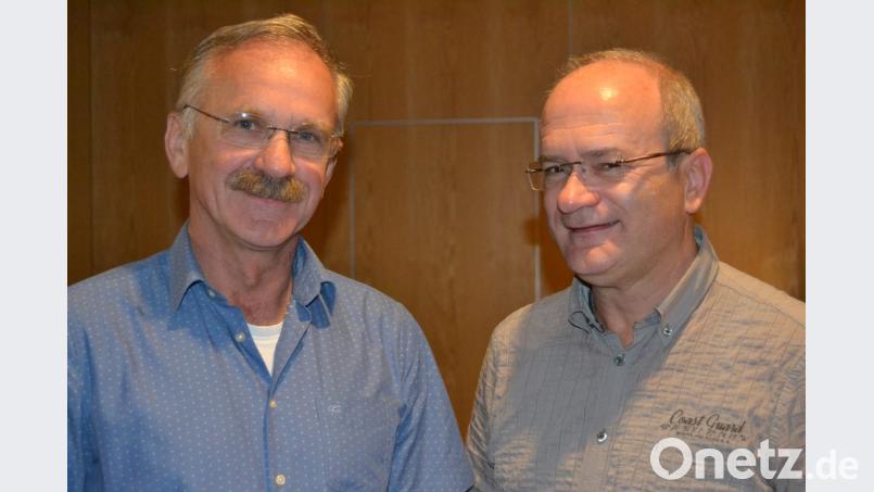 Auf Einladung von Obst- und Gartenbauvereins-Vorsitzendem Klaus Fischer (rechts) kam Arthur Wiesmet zum Vortrag nach Weiden. Bild: hcz