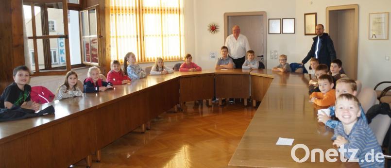 Bürgermeister Heinz Weigl freute sich über den Besuch der Viertklässler im Rathaus und führte sie durch das Haus. Bild: weu