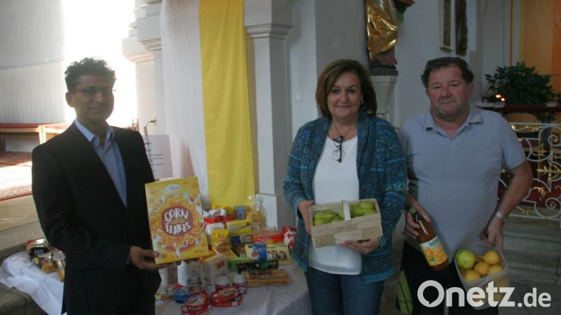 Regelmäßig zu Erntedank unterstützt die Pfarreiengemeinschaft Fuchsmühl-Friedenfels auch die Mitterteicher Tafel. Dankbar dafür zeigte sich die Vorsitzende Nicki Fürst bei der Übergabe durch Pfarrer Joseph (links) in der Fuchsmühler Wallfahrtskirche. Die Spenden wurde von Gottfried Sperrer (rechts) gleich anschließend nach Mitterteich transportiert. Bild: wro