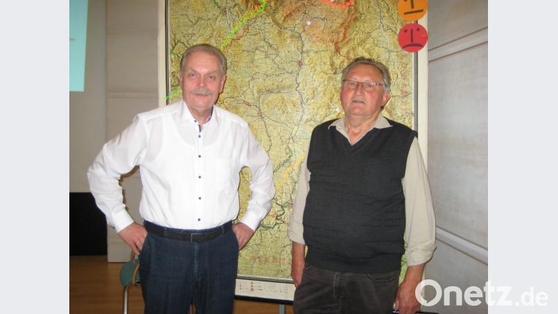 Ludwig Schießl (links) und Meinhard Köstler unternahmen einen Streifzug durch „Alwareiterisch”, eine liebenswerte Mundart. Bild: slu
