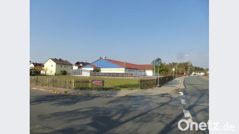 Grünes Licht für die Norma-Ansiedlung: Auf dem zugekauften Grundstück an der Hubertusstraße (im Vordergrund) entsteht durch Anbauten ein Getränkemarkt und eine Bäckereifiliale mit Cafè. An der Nordostseite wird, getrennt von der Norma, eine Metzgereifiliale mit Bistro errichtet. Bild: bk