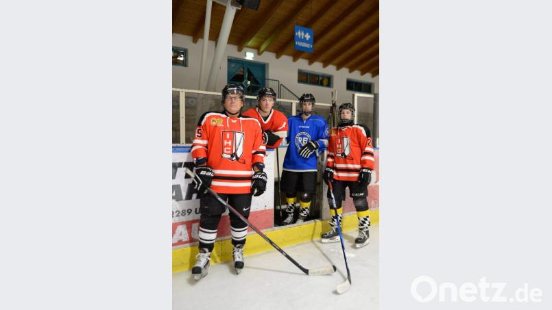 Die Amberger Troglauer Buam mit ERSC-Spieler Daniel, Papa Armin und den Zwilligen Florian und Nico. Bild: brü