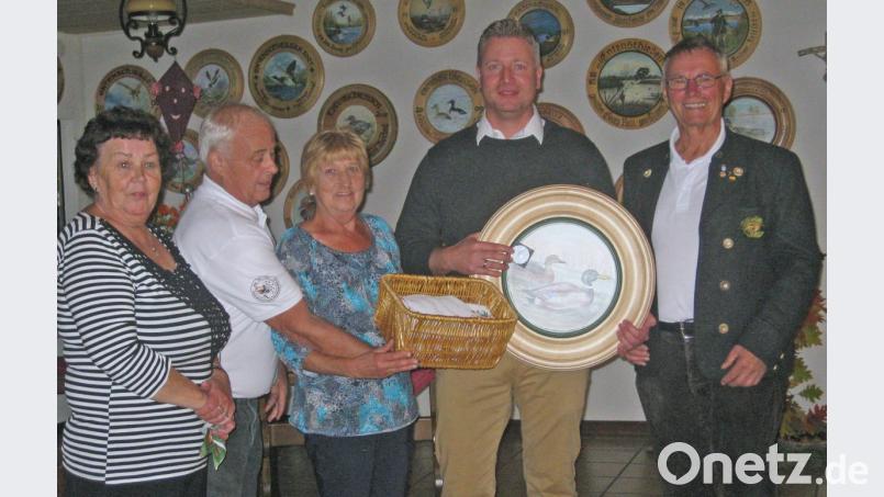 Harry Nimmerjahn gewinnt die Entenscheibe vor Hans-Erich Jenke und Elisabeth Sajons. Mit im Bild Säckelwart Rainer Achhammer und Schützenliesl Franziska Lammel. Bild: wee
