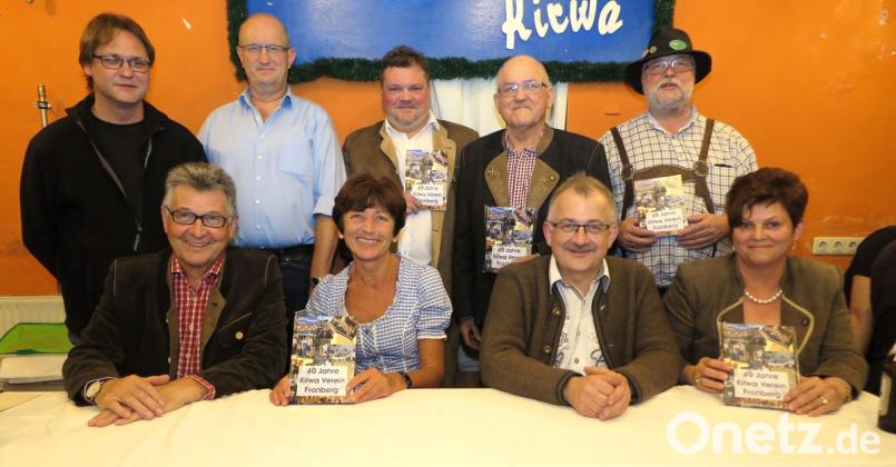 Markus Götz, Hans Jobst, Fabian Borkner, Hermann Götz, Hubertus von Breidbach (stehend von links),, Alfred Braun, Ulrike Roidl sowie Robert und Rosmarie Krempl (sitzend von links) stellten die Festschrift "40 Jahre Kirwaverein Fronberg" vor. Bild: Hirsch