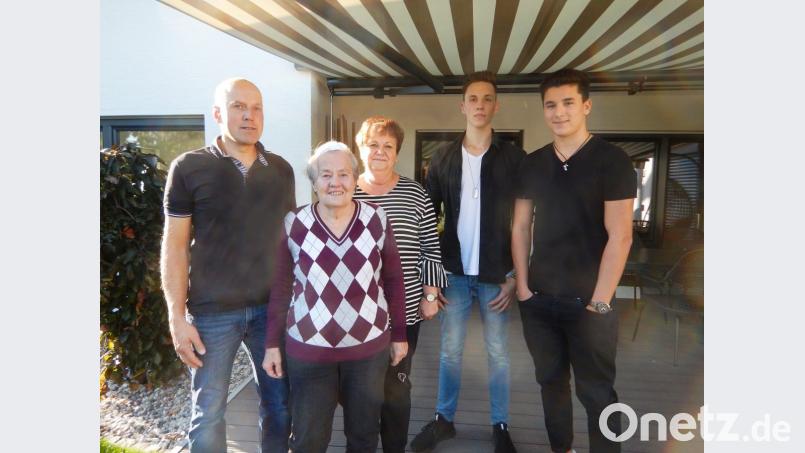 Sie sind glücklich, dass in der Sturmnacht alles gut ausgeht: Karl-Heinz Winkler, seine Mutter Irmgard und die drei Helfer Ingrid Häupl, Luca Seifert und Fabian Sparrer (von links). Bild: Hladik