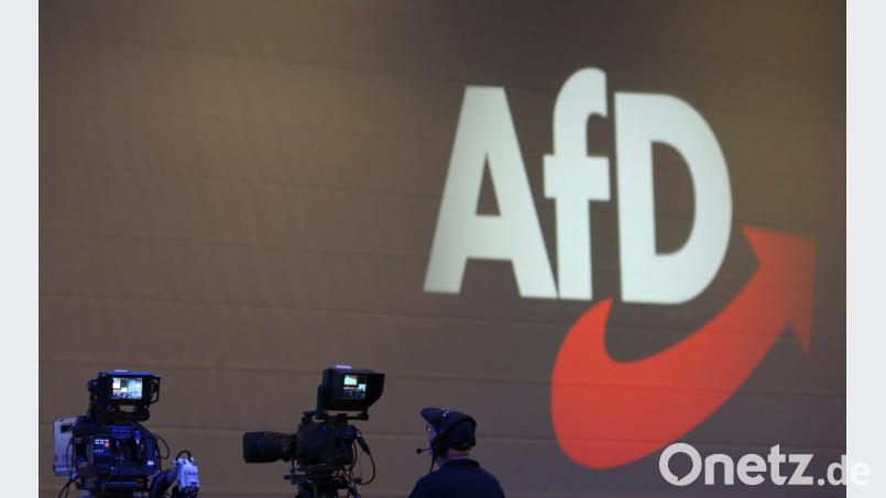 Die Kameras stehen auf dem Parteitag vor dem Logo der AfD in Augsburg. Der Verfassungsschutz beobachtet einige Mitglieder der Partei, darunter auch Mitglieder der neuen bayerischen Landtagsfraktion. Bild: Karl-Josef Hildenbrand/dpa