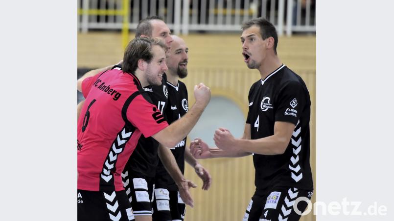 Spielertrainer David Fecko (rechts) und Flo Birner, Andrzej Smolik und Bastian Barth (von links) bejubeln den 3:0-Heimsieg zum Saisonauftakt gegen den TSV Abensberg. Jetzt geht es zum ASV Neumarkt. Bei dem ist die Stimmung deutlich schlechter. Bild: Hubert Ziegler
