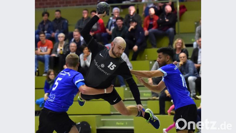 Stefano Flierl kommt mit einer artistischen Einlage zum Torwurf: Die Spieler des HC Weiden dürfen aber im Heimspiel am Samstag ihr Augenmerk nicht nur auf Offensivaktionen legen, sondern müssen ihre zuletzt schwächelnde Defensivarbeit verbessern. Bild: Alfred Schwarzmeier