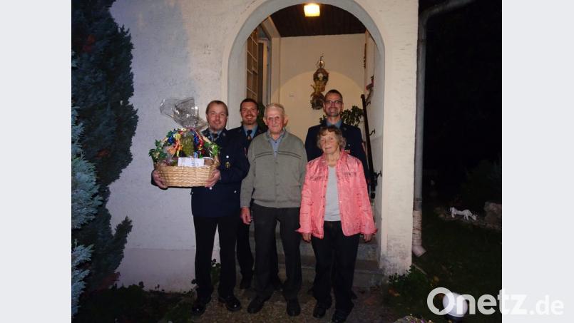 Im Bild von links: Kommandant Josef Richtmann, stellvertretender Kommandant Wolfgang Lindner, Benno Zant mit Ehefrau Monika sowie Vorsitzender Markus Gmeiner. Bild: exb