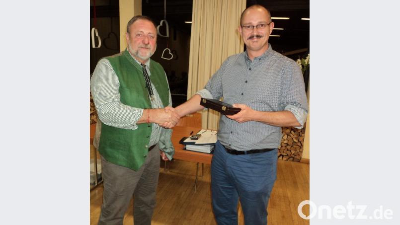 Uwe Deeg (links) bedankt sich bei Christoph Mühlbauer für seinen informativen Vortrag. Bild: ksi