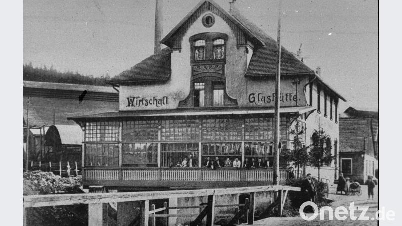 Die Wirtschaft &quot;Zur Glashütte&quot; vereinte auf der Bauerhütte Gastwirtschaft, Kantine und Lebensmittelladen unter einem Dach. Oft gab es im Saallettl gesellschaftliche Veranstaltungen der Glasmacher. Bild: Stadtarchiv