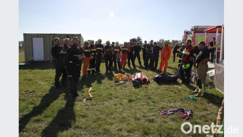 Zahlreiche Feuerwehrleute beteiligen sich an der Übung. Bild: xri