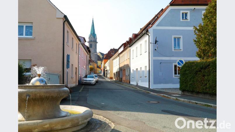 In der Pfarrgasse verschwindet die Kurzzeitparkzone (linke Straßenseite). Dafür kommt auf der rechten Straßenseite anstelle eines eingeschränkten Haltverbots ein komplettes Haltverbot. Bild: njn