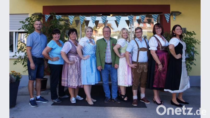 Bürgermeister Toni Dutz zusammen mit dem Team des Hauses Stienwaldblick beim Kirchweihfest. Bild: exb