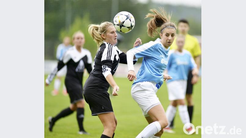 Die Gegenspielerinnen auf Abstand und möglichst weit vom eigenen Tor halten: Die Fußballerinnen des TSV Theuern (rechts Miriam Geitner) wissen um die starke Offensive des 1. FC Nürnberg II, aber auch, dass die Gäste in der Defensive verwundbar sind. Bild: Hubert Ziegler