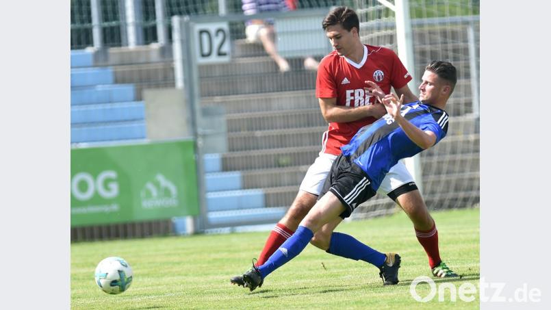 In der Saisonvorbereitung hatte die SpVgg SV Weiden in einem Testspiel gegen den ASV Cham nichts zu bestellen und verlor deutlich mit 2:5. Josef Rodler (vorne) und Mitspieler wollen dies am Freitagabend besser machen. Bild: Alfred Schwarzmeier