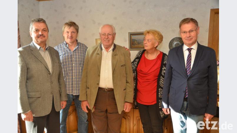 Hellmuth Reinl (Mitte) feiert 80. Geburtstag. Bürgermeister Andreas Wutzlhofer, Neffe Roland Sperr, Nichte Hannelore Hopf aus Flossenbürg und der evangelische Stadtpfarrer Dieter Schinke gratulieren. Bild: dob