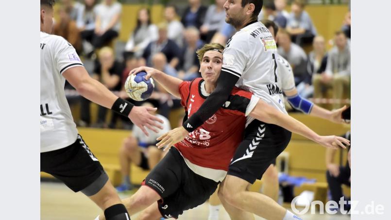 Die bisherige Runde fühlte sich an wie „gegen eine Wand laufen.“ Nach fünf Niederlagen will die Mannschaft um Neuzugang Filip Dujcak (am Ball) nun einen Neuanfang starten Bild: Hubert Ziegler