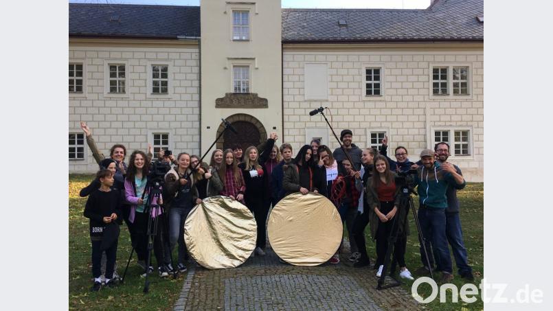 Die Jugendlichen der Kemnather Realschule und deren Partnerschule aus Skalna haben viel Freude beim professionellen Filmdreh. Bild: ffz