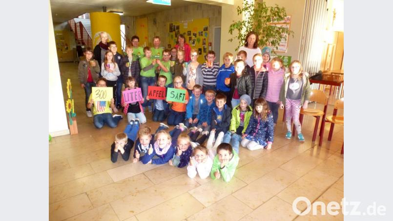 Die Kinder der Ringseis-Schule freuten sich über 300 Liter Apfelsaft, die bei der Ernte-Aktion von Förderverein und Elternbeirat zusammenkamen. Bild: mad
