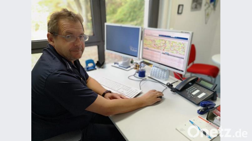 Auf dem Schreibtisch von Hauptkommissar Dieter Jäger in Schwandorf laufen alle Daten über Wildunfälle zusammen, die sich im Landkreis ereignen. Heuer gab es bereits über 1400 Kollissionen zwischen Fahrzeugen und Tieren, die gemeldet wurden. Bild: Thomas Dobler