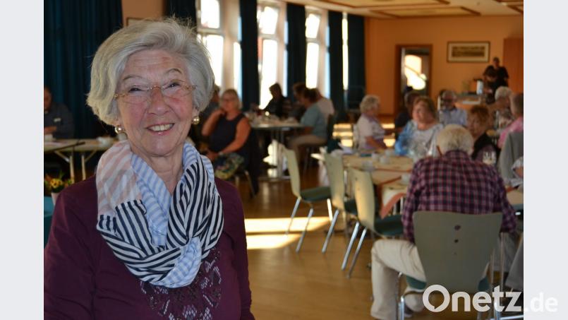 Man sieht es ihr an: Maria Hirsch, pensionierte Lehrerin aus Luhe, hat Humor. Drei bis vier Mal pro Jahr referiert sie im Maria-Seltmann-Haus: Dieses Mal zum Thema Witz. Bild: hcz