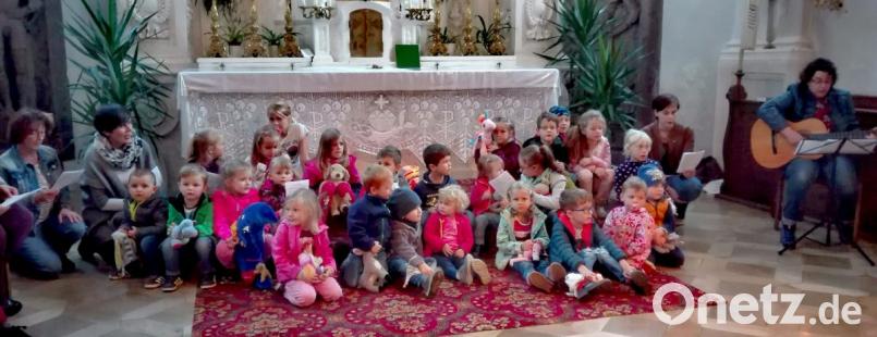 Vor dem Altar auf dem Boden sitzend feierten die Kleinsten einen Gottesdienst, der von Maria Richthammer (links), Brigitte Lösch (zweite von links), Susanne Most und Steffi Brunner (Zweite von rechts) vorbereitet wurde. Claudia Rädel (rechts) umrahmte die Feier musikalisch. Bild: hir