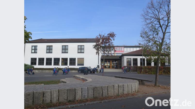 Geht es nach den Verantwortlichen des Landkreises und der Stadt, zieht die Realschule Kemnath in ein paar Jahren in einen Neubau um. Bild: jzk