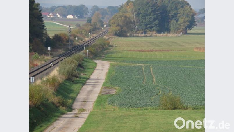 Der „Dreilandkreisradweg“ verläuft auf dem Gemeindegebiet Neustadt am Kulm parallel zur Bahnlinie Weiden Bayreuth. Er endet beim Bahnhof Kemnath/Neustadt. Die ersten Hundert Meter sind gut befestigt. Doch dann ändert sich die Beschaffenheit derart, dass dort mit einem Fahrrad kaum noch gefahren werden kann. Bild: ow