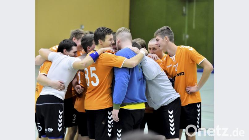 Die Spieler der HG Amberg schwören sich auf ihren Auswärtsauftritt beim HC Forchheim II ein. Sie wissen: Wollen sie bei der Titelvergabe mit dabei sein, müssen sie Partien wie diese gewinnen. Bild: Hubert Ziegler