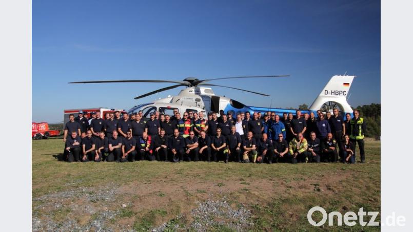 Ein Gruppenfoto vor dem Hubschrauber darf nicht fehlen. Bild: xri