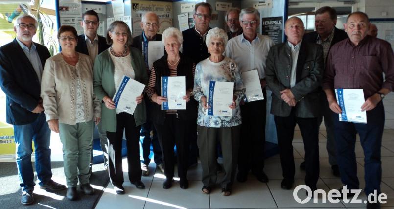 Bürgermeister Manfred Rodde, Vorsitzende Edda Gradl und Kreisverbands-Geschäftsführer Bernd Steinkirchner
(von links) zeichneten langjährige Mitglieder aus, darunter Manfred Krinke (Fünfter von links) für 60 Jahre Treue zum VdK. Bild: ksi
