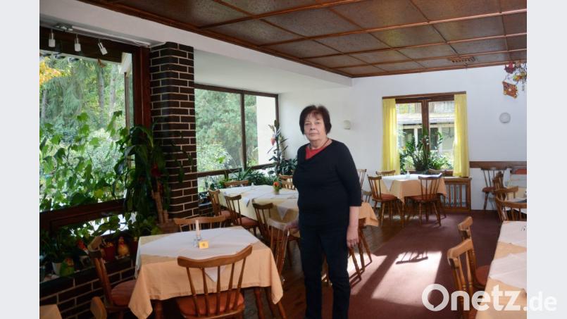 Noch steht Maria Krämer Tag für Tag als Wirtin in der Jägerschenke in Luhe am Forst, in der sie auch aufgewachsen ist. Doch die Tage des Lokals mit den großen Fenstern und dem riesigen familienfreundlichen Garten sind gezählt. Das Haus ist verkauft. Bild: gsb