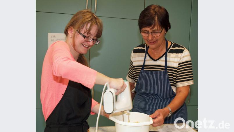 Eifrig und mit viel Freude arbeiteten Oma und Enkelin zusammen. Bild: sön