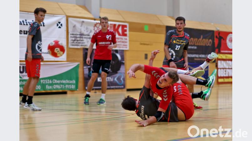Nach der Bauchlandung im Heimspiel gegen die HG Hemau/Beratzhausen wollen die Oberviechtacher Handballer (rote Trikots) in Regensburg punkten. Bild: gud