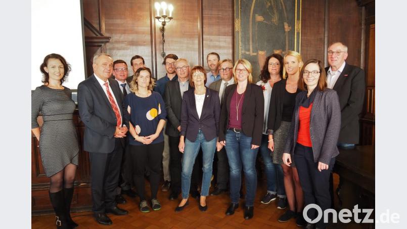 Mitglieder des Lenkungsausschusses der Arbeitsmarktinitiative Weiden trafen sich zur Herbstsitzung unter Leitung von Oberbürgermeister Kurt Seggewiß (Zweiter von links) im Alten Rathaus Bild: Bühner