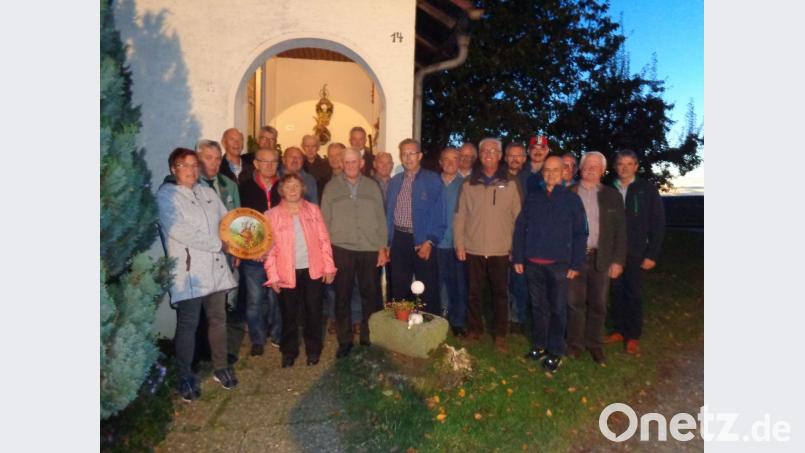 Auch die Mitglieder des MGV Bärnau gratulieren ihrem Ehrenmitlgied und aktiven Sänger, Benno Zant, zum 70. Geburtstag. Bild: exb
