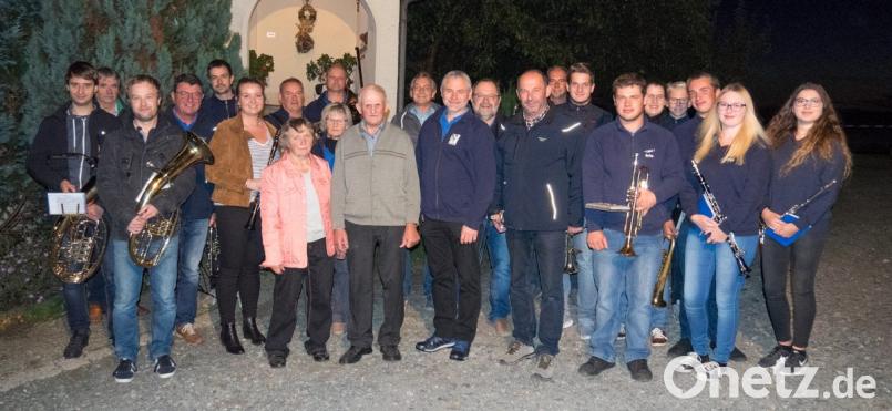 Stadt- und Jugendblaskapelle gratulieren Benno Zant zum 70. Geburtstag. Bild: Karin Ockl