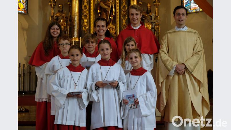 Verstärkung am Altar: (oben, von links) Gruppenleiterin Hannah Suttner, die Oberministranten Victoria Wiesnet und Simon Hoffmann, Pfarrer Stephan Rödl, (Mitte, von links) Johannes König, Franz Weiß, Emma Weiß, (unten, von links) Franziska Stengl, Anna-Lena Stengl, Mila Mösbauer. Bild: R. Kreuzer