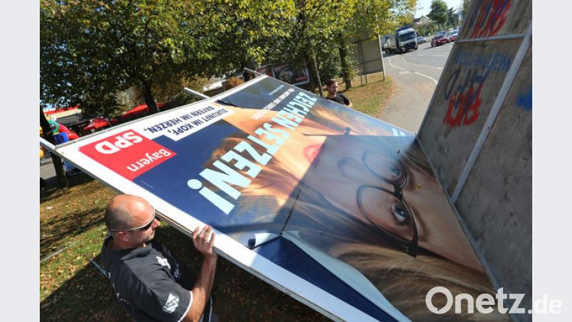 Das Austauschen von Gesichtern bringt keinen Erfolg: Ein Wahlplakat der SPD mit dem Portrait der Spitzenkandidatin der Bayern-SPD Natascha Kohnen wird aufgeladen und danach abtransportiert. Bild: Karl-Josef Hildenbrand/dpa