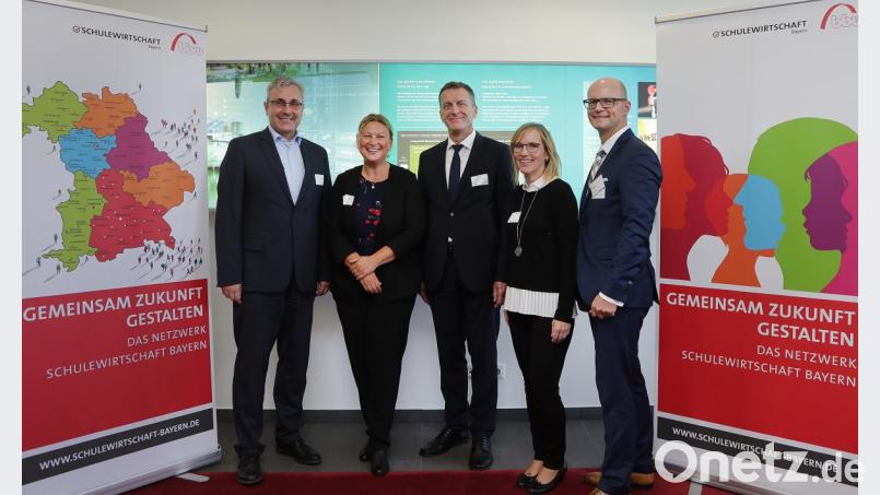 Die Regionaltagung des Netzwerks Schule-Wirtschaft dient den Experten in der Oberpfalz als Austauschort. Dabei sind Jürgen Hollatz (Leiter Berufsbildung bei Siemens; von links), Pia Schwarz (Schule-Wirtschaft), Gerald Haas (Schulrat), Kathrin Schmidt (Sparkasse) und Thomas Unger (Regierung Oberpfalz). Bild: Wolfgang Steinbacher