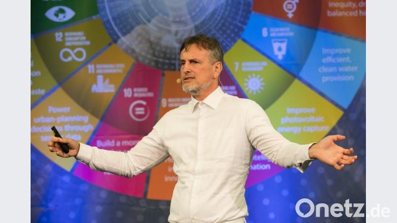 Wenn die Künstliche Intelligenz erwachsen ist, schrieb die amerikanische Zeitung „New York Times“ einst, werde sie zum deutschen KI-Forscher Jürgen Schmidhuber Papa sagen. Bild: R.Farrell/ITU Genf