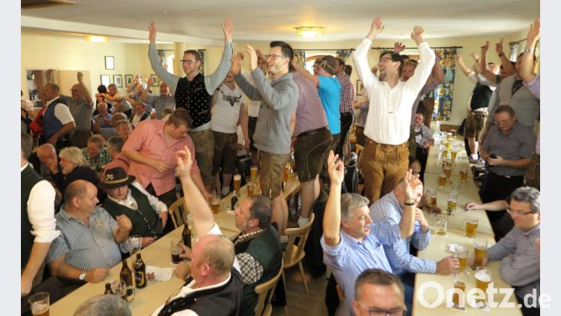 Die Fronberger Kirwa ist eine Wirtshauskirwa, gefeiert wird in der Brauereiwirtschaft an der Maximilianstraße. Der Blick in den Saal zeigt: Es braucht keine Partyband, damit die Stimmung hochkocht. Denn gespielt wird traditionell Blasmusik, und zwar von den "Fronberger Kirwamusikanten". Bild: Hirsch