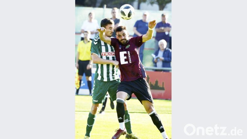 Kopfbälle sind ein geeignetes Mittel, um die Hüfte zu schonen. Ammerthals Spielmacher Marco Weber (rechts) wird trotz schmerzhafter Prellung wohl auch in Bamberg ran müssen. Bild: Hubert Ziegler