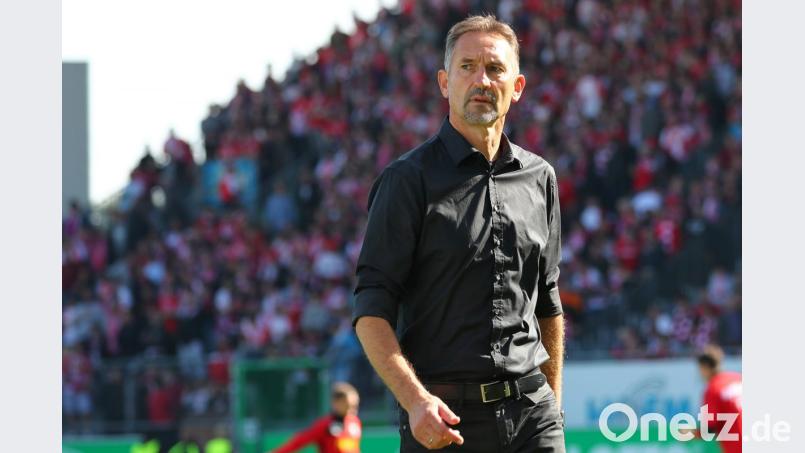 Der Regensburger Trainer Achim Beierlorzer geht vor einem Spiel über den Platz. Foto: Daniel Karmann/Archiv Bild: Daniel Karmann