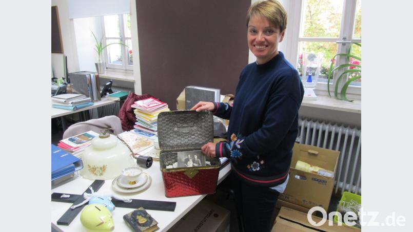 Im Büro der neuen Museumsleiterin Carola Reul im Pfreimder Rathaus stapeln sich bereits die ersten potenziellen Exponate, darunter auch eine Blechkiste mit alten Fotos, Postkarten und Briefen. Bild: bl
